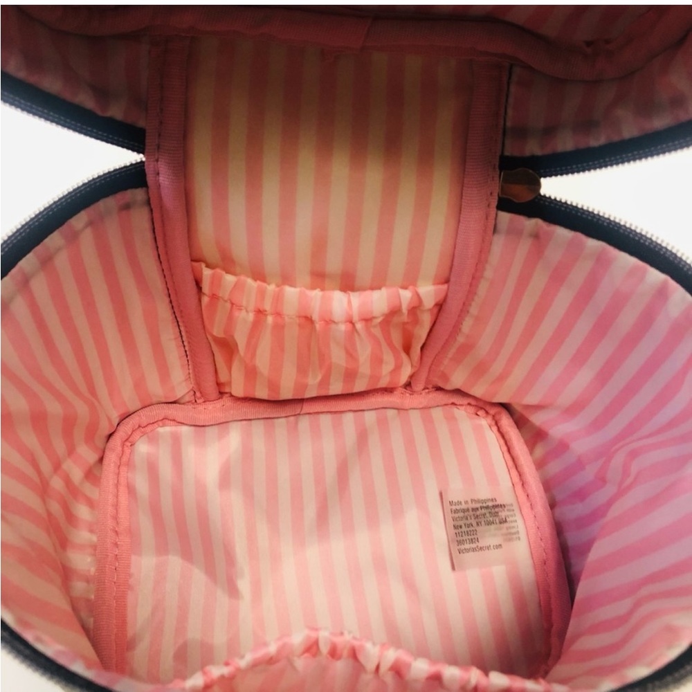 NWT VS Black Cosmetic Case - Picture 7 of 8